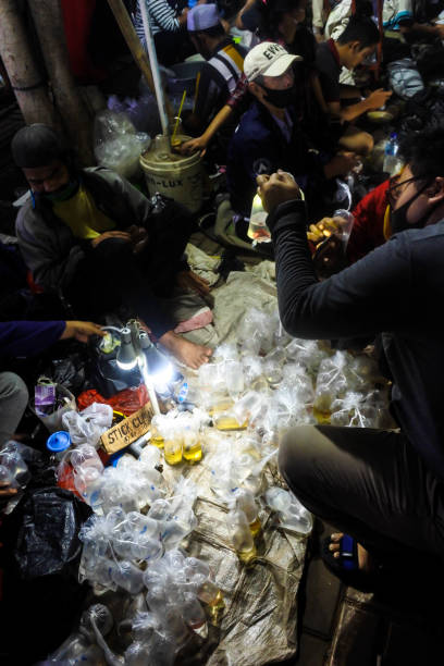 indulgência comunal: negócios crepusculares no mercado noturno de peixe de jatinegara - dealings - fotografias e filmes do acervo