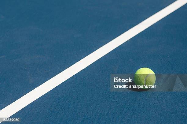 Ball Auf Dem Court Stockfoto und mehr Bilder von Aktivitäten und Sport - Aktivitäten und Sport, Aufschlagen - Sport, Ausrüstung und Geräte