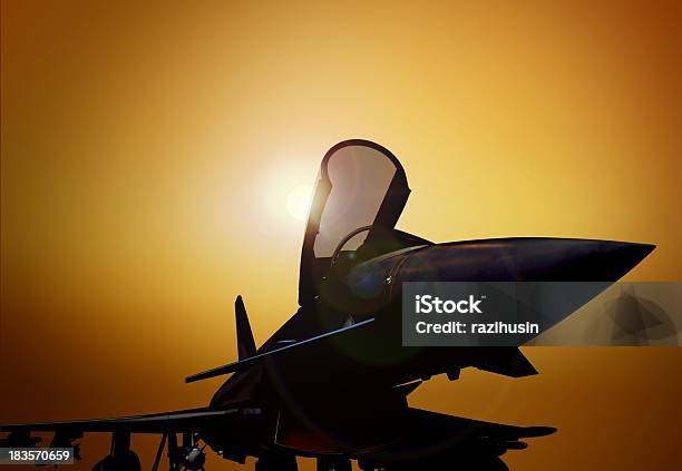 Foto de Avião De Combate No Chão Ao Pôr Do Sol e mais fotos de stock de Avião Militar - Avião Militar, Avião de Combate, Contraluz