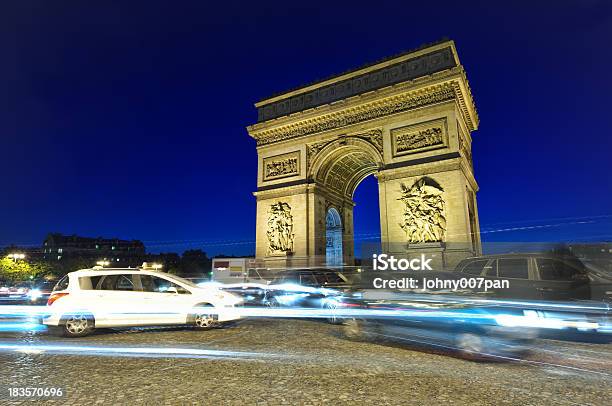 Tráfego Em Arco Do Triunfo - Fotografias de stock e mais imagens de Anoitecer - Anoitecer, Ao Ar Livre, Arco - Caraterística arquitetural