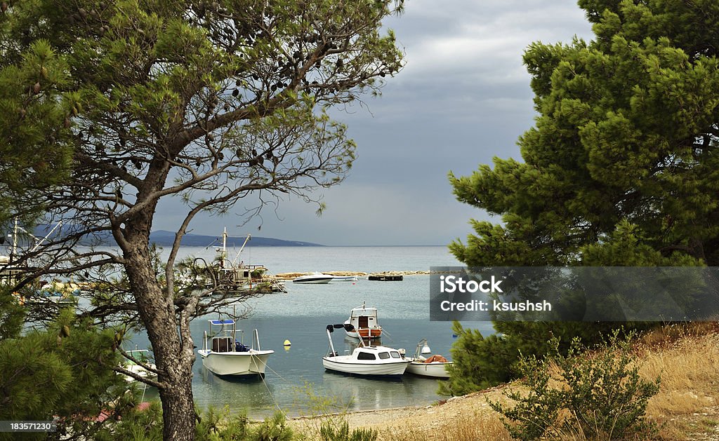 Лодки на пляже - Стоковые фото Гроза роялти-фри