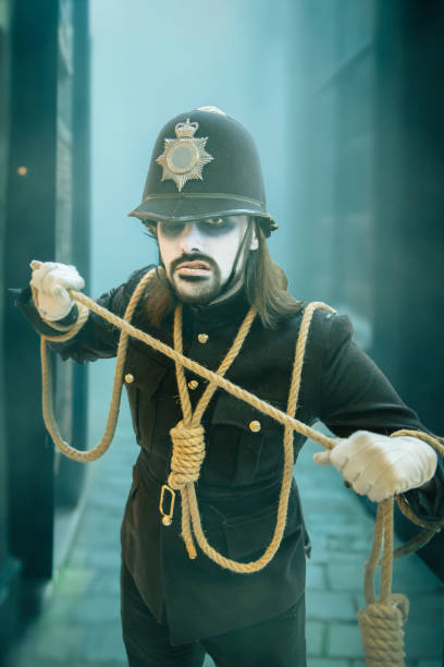 retrato masculino de cosplay de un fantasma aterrador policía británico en la antigua ciudad de londres - fotos de ahorcamiento fotografías e imágenes de stock