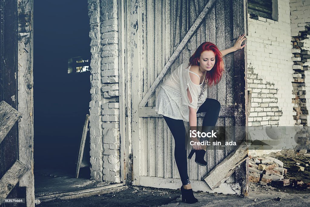 Piękna Dziewczyna z czerwone włosy na zewnątrz na drewniane drzwi - Zbiór zdjęć royalty-free (20-24 lata)