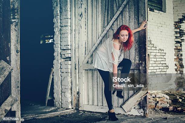 Piękna Dziewczyna Z Czerwone Włosy Na Zewnątrz Na Drewniane Drzwi - zdjęcia stockowe i więcej obrazów 20-24 lata