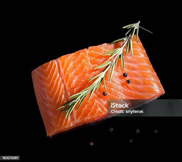 Foto de Salmão Cru e mais fotos de stock de Salmão - Peixe - Salmão - Peixe, Fundo preto, Bife