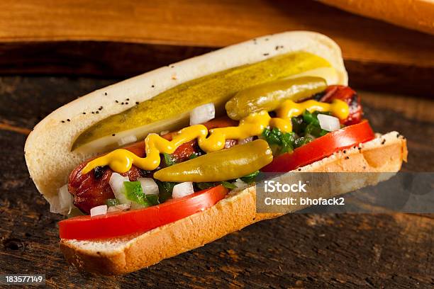Hot Dog Chicagostyle - Fotografie stock e altre immagini di Alimentazione non salutare - Alimentazione non salutare, Alla griglia, Barbecue - Cibo