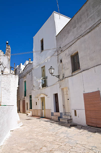 alleyway. ceglie messapica. puglia. italy. - messapica foto e immagini stock