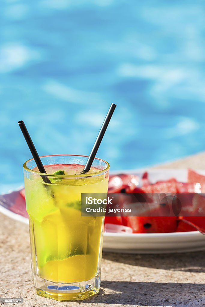 Citron vert cocktail en regardant plaque avec melon rouge - Photo de Agrume libre de droits