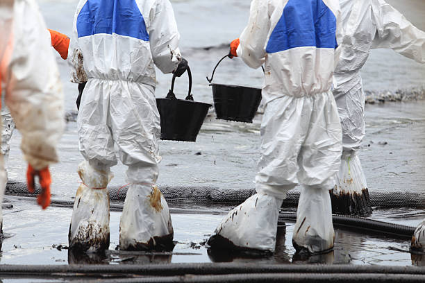 istock clean up Crude oil stain 183577662
