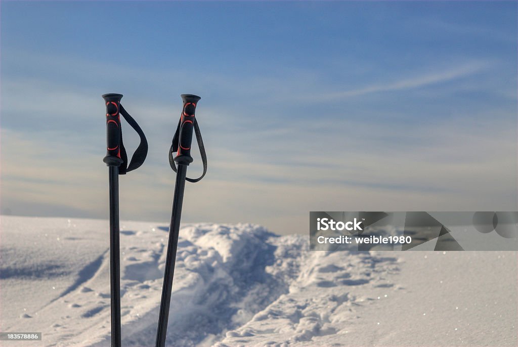 Palo de esquí en pistas de nieve en la siguiente - Foto de stock de Alpes Europeos libre de derechos