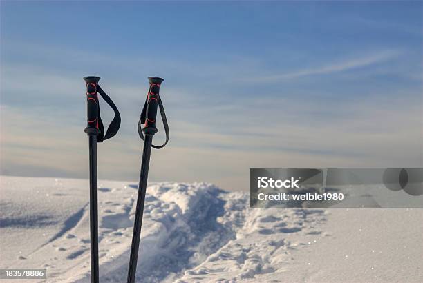 Palo De Esquí En Pistas De Nieve En La Siguiente Foto de stock y más banco de imágenes de Alpes Europeos - Alpes Europeos, Bastón - Accesorio personal, Cadena de montañas