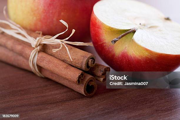 Aplle Und Zimt Stockfoto und mehr Bilder von Apfel - Apfel, Zimt, Fotografie