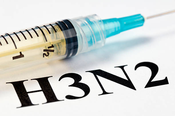 h3n2 gripe toma, la vacunación primer plano (cian jeringa)-i - flu virus russian influenza swine flu virus fotografías e imágenes de stock