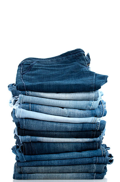 haufen von jeans - jeans stock-fotos und bilder