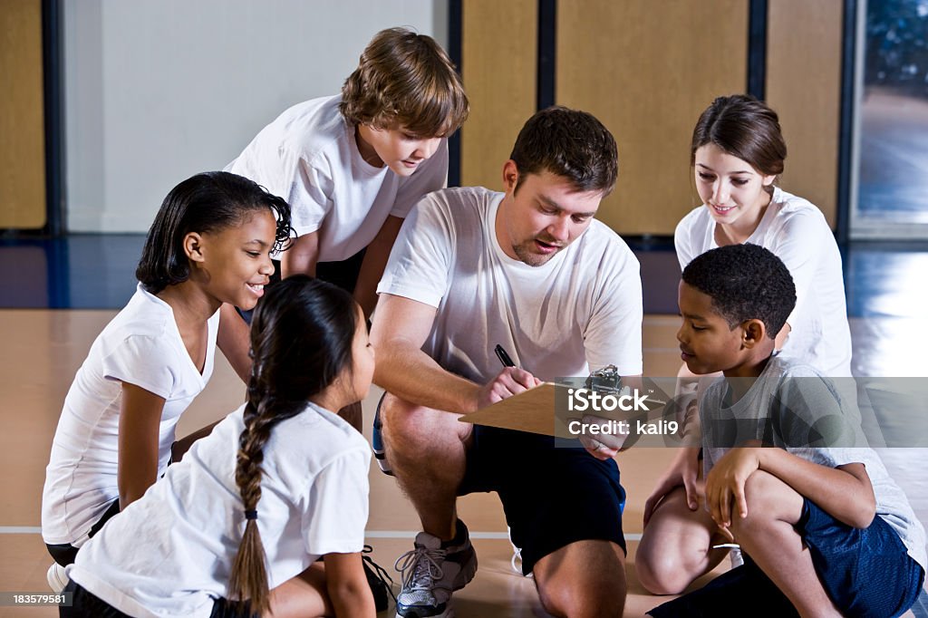 Diverses groupe d'enfants en salle de gym avec entraîneur - Photo de Éducation physique libre de droits