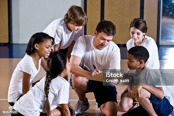 Photo libre de droit de Diverses Groupe Denfants En Salle De Gym Avec Entraîneur banque d'images et plus d'images libres de droit de Éducation physique