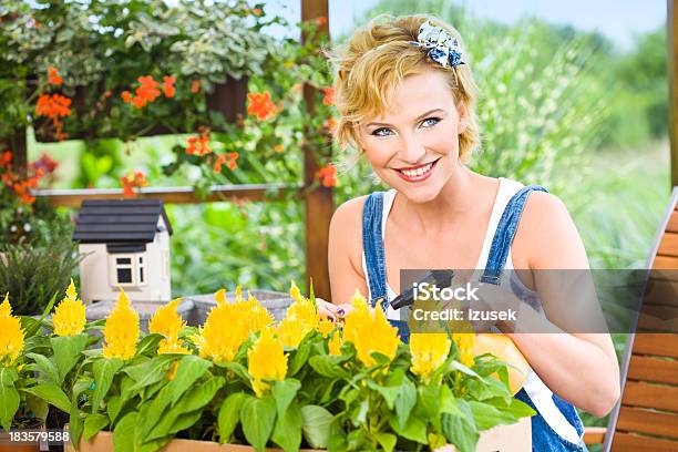 Foto de Sorrindo Linda Mulher Incrível De Flores e mais fotos de stock de 20 Anos - 20 Anos, 20-24 Anos, Adulto