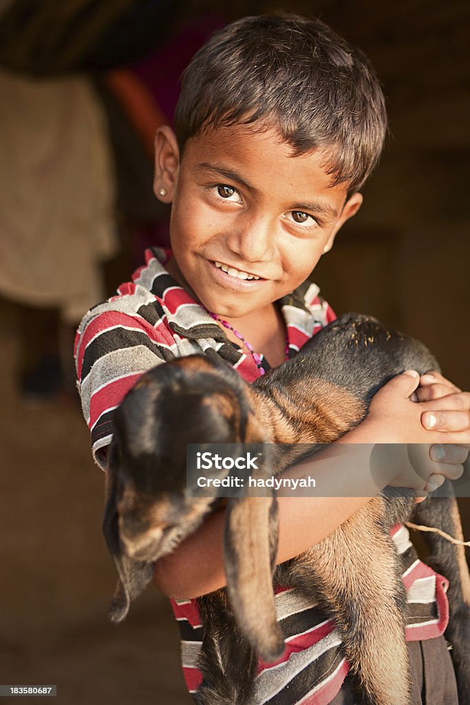 Junge indische junge hält eine Ziege - Lizenzfrei Jungen Stock-Foto