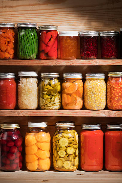 confitura de los frascos de enlatado en estantes, frutas y de las verduras - alimento conservado fotos fotografías e imágenes de stock
