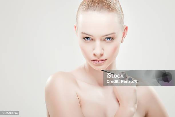 Professionelles Makeup Stockfoto und mehr Bilder von Attraktive Frau - Attraktive Frau, Auftragen, Augen-Make-Up