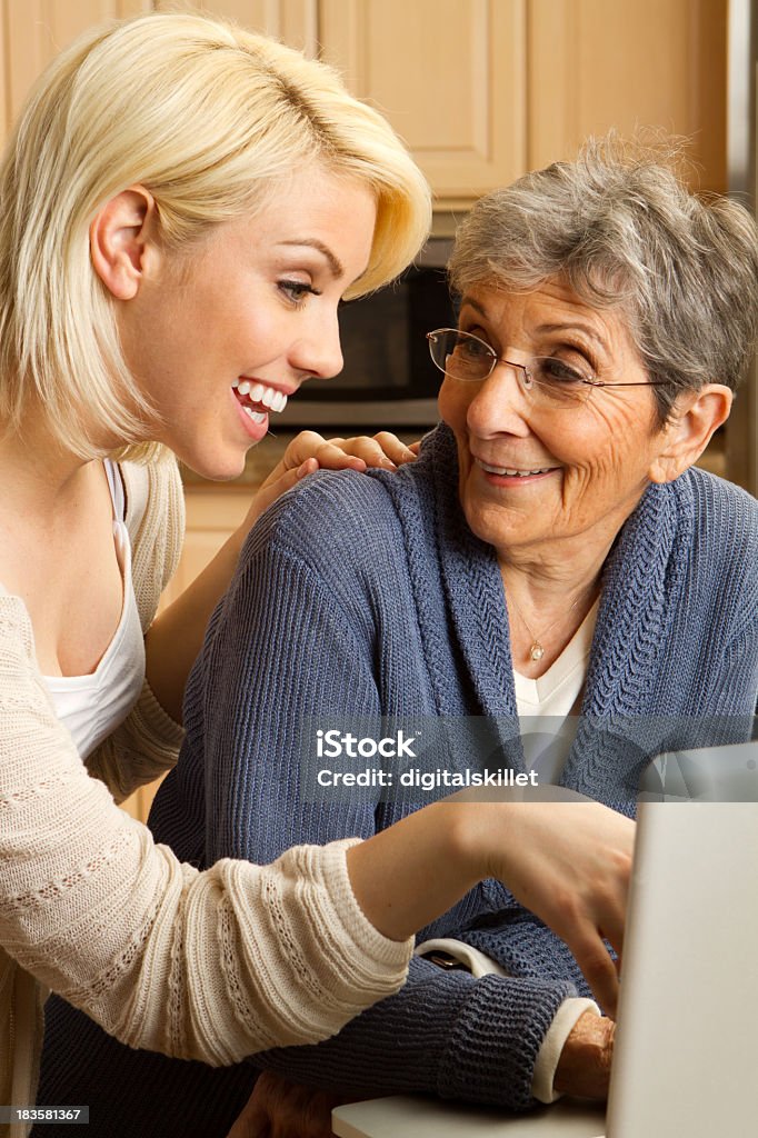 Бабушка на компьютере - Стоковые фото 20-24 года роялти-фри