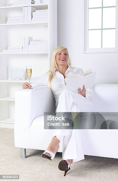 행복함 여자 집에서요 독서모드 와인 한 잔을 가정 생활에 대한 스톡 사진 및 기타 이미지 - 가정 생활, 거실, 금발 머리