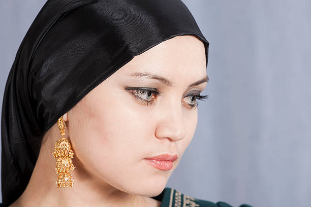 istock Blue Eyes: Beautiful women wearing a Hijab 183581839