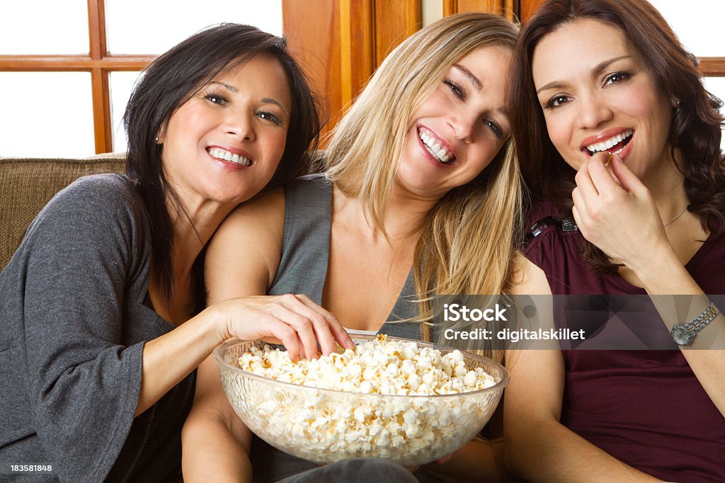 Diverso grupo de amigos comiendo palomitas de maíz - Foto de stock de Comer libre de derechos