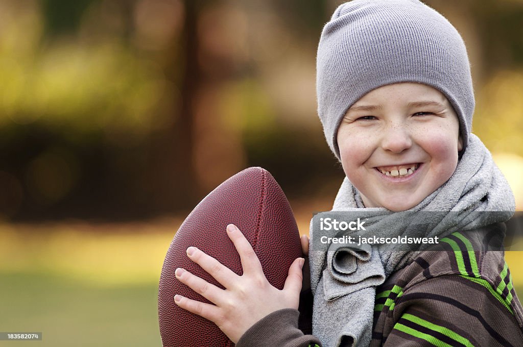 Niño sonriente con de fútbol - Foto de stock de Aire libre libre de derechos