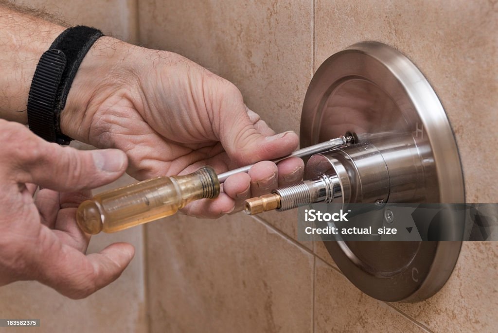 샤워 설비 설치하다 새 요실 - 로열티 프리 0명 스톡 사진