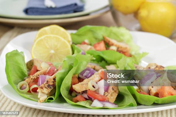 Gegrilltes Hühnchensalat Wraps Stockfoto und mehr Bilder von Salat - Blattgemüse - Salat - Blattgemüse, Buttersalat, Fotografie