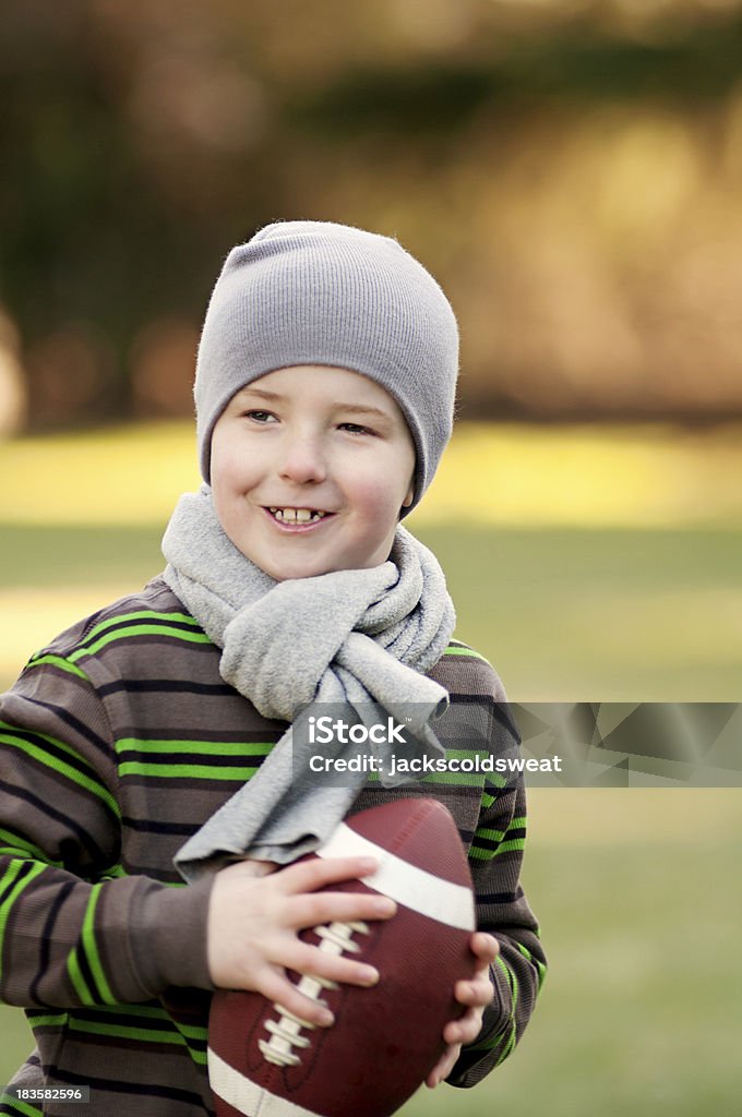 Niño sonriente quarterback con espacio de copia - Foto de stock de Aire libre libre de derechos