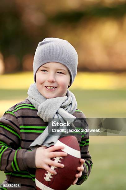 Niño Sonriente Quarterback Con Espacio De Copia Foto de stock y más banco de imágenes de Aire libre - Aire libre, Bufanda, De ascendencia europea