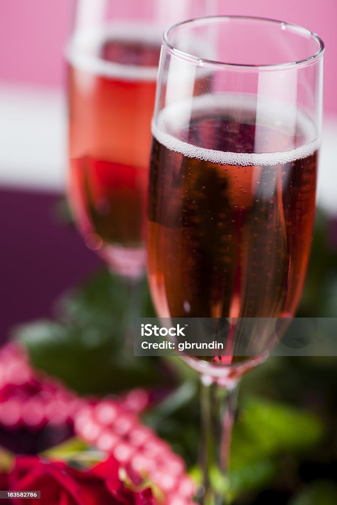 Copo de champanhe com Rosa vinhos espumantes e vinhos espumosos - Royalty-free Amor Foto de stock