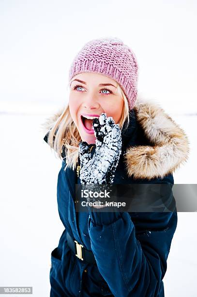Modische Frau Lächelnd Im Freien Stockfoto und mehr Bilder von Arktis - Arktis, Blondes Haar, 25-29 Jahre