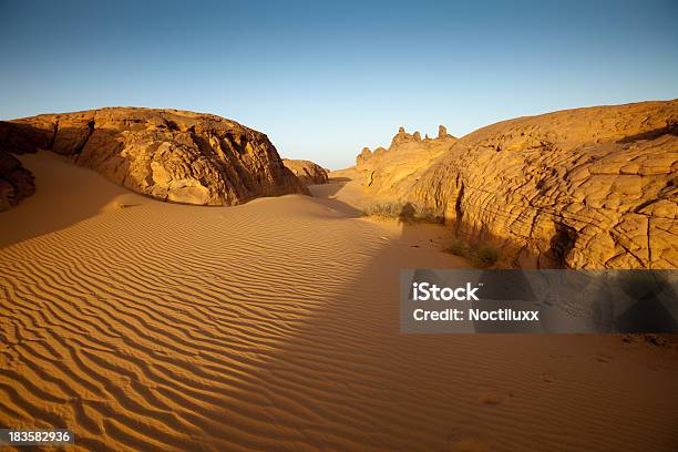 Noite Paisagem Do Saara Da Líbia - Fotografias de stock e mais imagens de Amarelo - Amarelo, Anoitecer, Ao Ar Livre