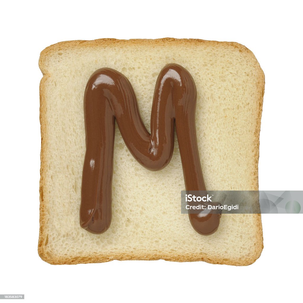 Cioccolato M lettera su tinloaf, sfondo bianco di scansione - Foto stock royalty-free di Alfabeto