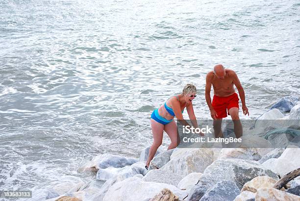 Casal Idoso A Divertirse Na Praia - Fotografias de stock e mais imagens de Nova Zelândia - Nova Zelândia, Costa rochosa, Terceira idade