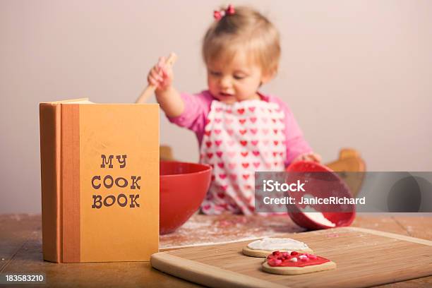 Rapariga Fazer Doces Na Cozinha - Fotografias de stock e mais imagens de Livro de Receitas - Livro de Receitas, Fazer Doces, Criança