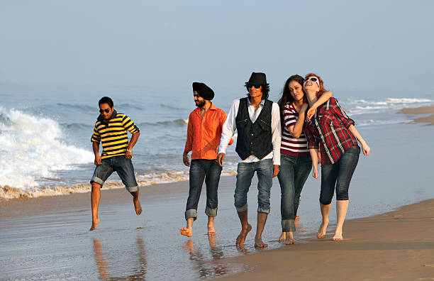 bom tempo na praia na índia - party beach indian ethnicity adult imagens e fotografias de stock
