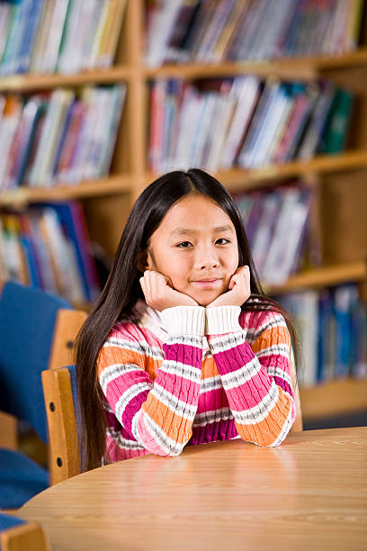 asiática menina sentada na escola, biblioteca - sc0460 - fotografias e filmes do acervo