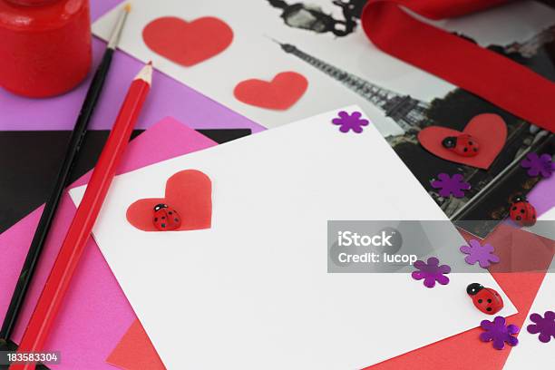 Papel Fotos Y El Oficio Material Para El Día De San Valentín Tarjeta Foto de stock y más banco de imágenes de Grupo de objetos