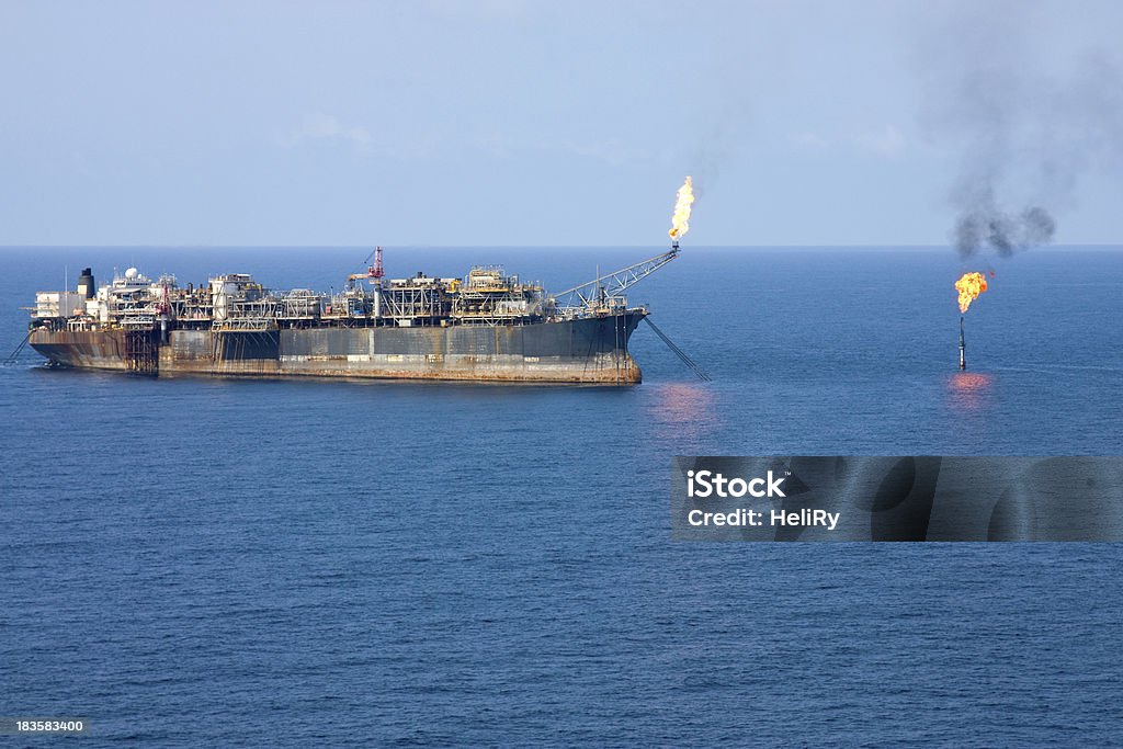 Plataforma petrolífera y Flare - Foto de stock de Fuego libre de derechos