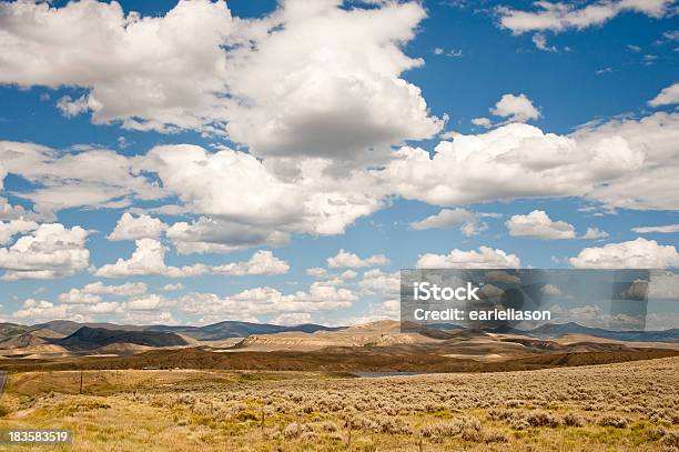 Prairie El Cielo Y Las Nubes Foto de stock y más banco de imágenes de Agricultura - Agricultura, Artemisia tridentata, Azul