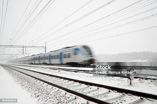 A Nevar - Fotografias de stock e mais imagens de A caminho - A caminho, A nevar, Comboio