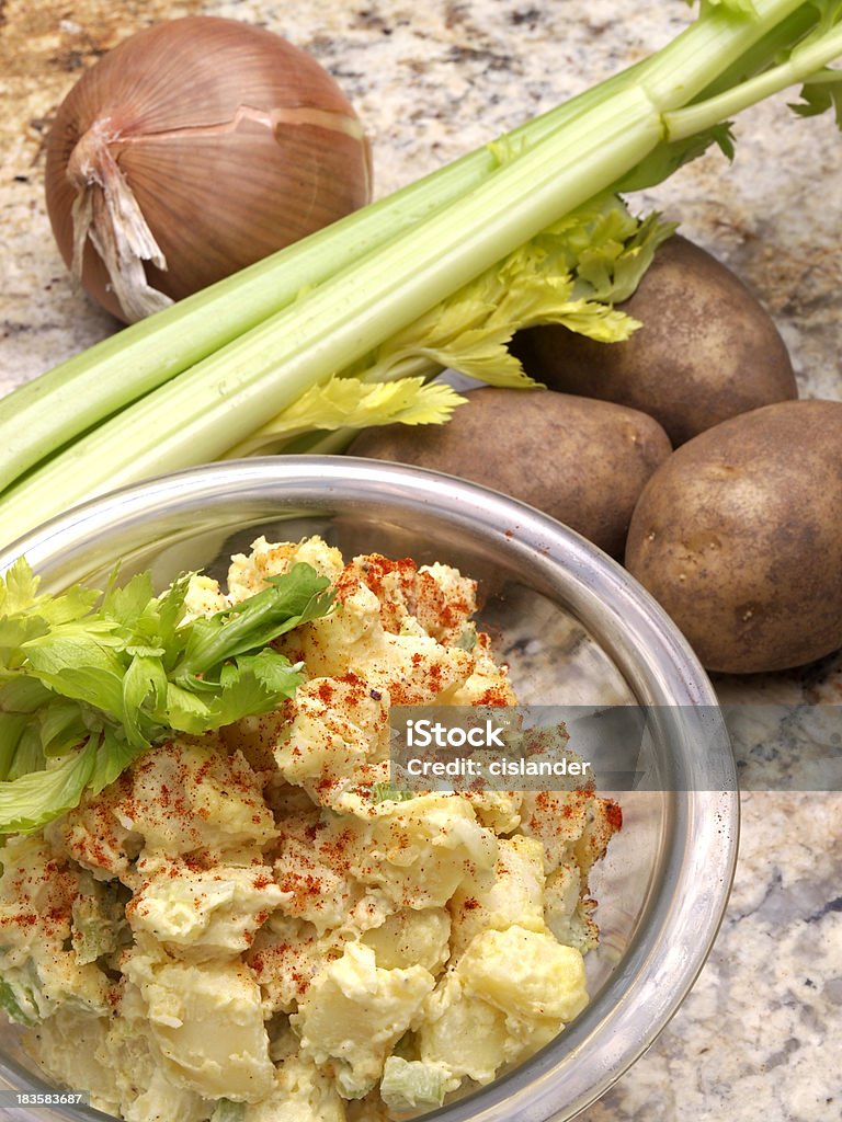 Insalata di patate in una ciotola - Foto stock royalty-free di Insalata di patate