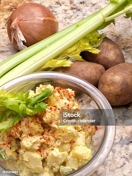 Insalata Di Patate In Una Ciotola - Fotografie stock e altre immagini di Insalata di patate - Insalata di patate, Alimentazione sana, Cibi e bevande