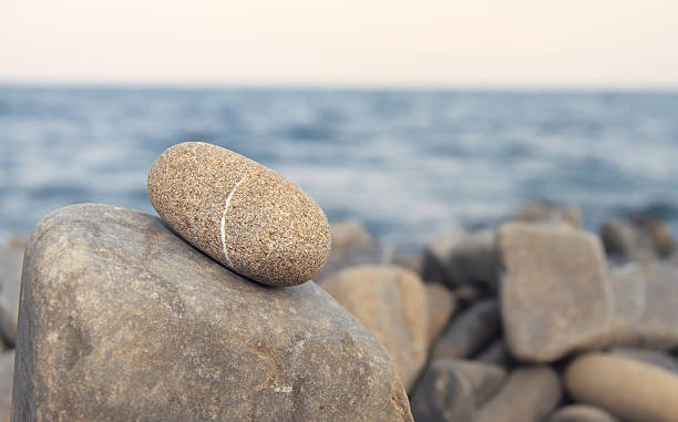 hierarchie und gleichgewicht - stone zen like buddhism pebble stock-fotos und bilder