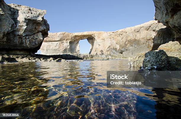 Janela Azure Ilhas De Malta - Fotografias de stock e mais imagens de Arco Natural - Arco Natural, Azul, Beleza natural