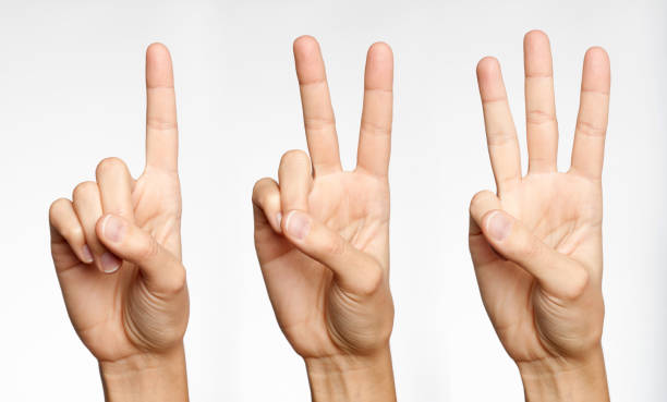 un, deux, trois, comptant avec doigts (xxxl - pointing human hand aiming human finger photos et images de collection